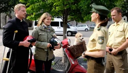 Mit den weltlichen Regeln nehmen es &bdquo;Frau Pfarrer&ldquo; Rieke Schmidt (Birge Schade, 2. v. li.) und &bdquo;Herr Priester&ldquo; Toni Seidl (Martin Gruber, li.) nicht immer hundertprozentig genau und werden nun von den beiden Polizisten ( Polizistin- Kathrin Anna Stahl und L&ouml;rg Gennun) angehalten.
