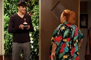 Da Berta (Conchata Ferrell, r.) wenig Interesse daran hat, ihren Geburtstag zu feiern, versucht Walden (Ashton Kutcher, l.) sein Möglichstes, den Tag besonders zu gestalten ... Da Berta (Conchata Ferrell, r.) wenig Interesse daran hat, ihren Geburtstag zu feiern, versucht Walden (Ashton Kutcher, l.) sein Möglichstes, den Tag besonders zu gestalten ...