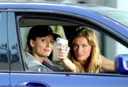 Mit rauchenden Reifen rasen sie heran, rauben die Bank aus und sind so schnell wieder verschwunden, wie sie gekommen sind: Vanessa (Gisele B&uuml;ndchen, re.) und Redhead (Ana Christina De Oliveira).
