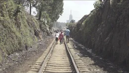 Menschen auf den Bahngleisen in Nairobi.