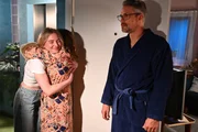 Danielas (Berrit Arnold, 2.v.l.) und Hennings (Stefan Bockelmann) Zweisamkeit wird durch einen Überraschungsbesuch unterbrochen. Links Nele (Maria Müller)