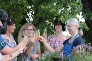 Sabine Hollweck (rechts) empfängt die Landfrauen auf ihrem Hof in Pilsach in der Oberpfalz.