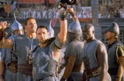 Maximus (Russell Crowe, vorne M.) begeistert in Rom als Gladiator die Massen, die nicht wissen, welches Schicksal diesen Mann in die Kampfarena getrieben hat, die immer nur einer der K&auml;mpfer lebend wieder verl&auml;sst ...