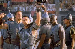 Maximus (Russell Crowe, vorne M.) begeistert in Rom als Gladiator die Massen, die nicht wissen, welches Schicksal diesen Mann in die Kampfarena getrieben hat, die immer nur einer der K&auml;mpfer lebend wieder verl&auml;sst ...