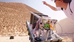 Das Myonen-Teleskop der franz&ouml;sischen CEA wird au&szlig;erhalb der Pyramide eingesetzt