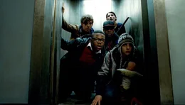 Immer mehr Meteore schlagen auf der Erde ein und mit ihnen viele, sehr viele Aliens. Eine Invasion der Aliens, mitten in ihrem Block! Gemeinsam st&uuml;rmen (v.l.n.r.) Brewis (Luke Treadaway), Jerome (Leeon Jones), Dennis (Franz Drameh), Sam (Jodie Whittaker) und Pest (Alex Esmail) aus dem Wohnblock, um den Kampf wieder aufzunehmen ...
