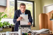 Uli Thomsen (Stefan Ruppe) bereitet sich auf die &Uuml;bernahme der Gesch&auml;ftsf&uuml;hrung vor.