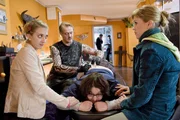 Niko (Sebastian Kroehnert, Mi.) will sich Ninas Namen über den Po tätowieren lassen, am Ende steht Alex (Wolke Hegenbarth, re.) drauf. Claudia (Nora Binder, li.)