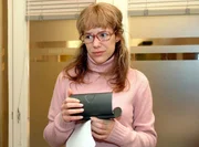 Lisa (Alexandra Neldel) begutachtet beeindruckt Davids Dankeschön - einen silbernen Kugelschreiber mit Firmenaufdruck. Lisa (Alexandra Neldel) begutachtet beeindruckt Davids Dankeschön - einen silbernen Kugelschreiber mit Firmenaufdruck.