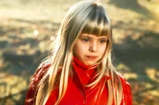 Wie erstarrt blickt die kleine Christine (Sharon Williams) auf das Wasser, das ihr schon bald zum Verh&auml;ngnis werden soll ..._Titel: Wenn die Gondeln Trauer tragen