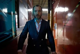 Nach zw&ouml;lf Jahren im Gef&auml;ngnis ist der Safe-Knacker Dom Hemingway (Jude Law) wieder auf freiem Fu&szlig; und hat schon einen ganz genauen Plan, was er jetzt als erstes tun wird: Seinen alten Boss auftreiben, f&uuml;r den er ins Gef&auml;ngnis gewandert ist, und von dem die damalige Beute einfordern ...
