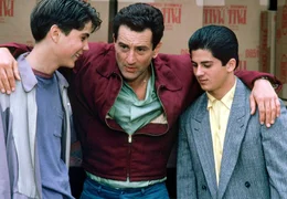 Jimmy (Robert De Niro, Mitte) nimmt den jungen Henry (Christopher Serrone, li.) und den jungen Tommy (Joe D'Onofrio, re.) unter seine Fittiche.