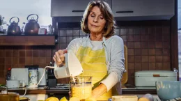 Marianne (Senta Berger) bereitet &ndash; wie jedes Jahr zum Hochzeitstag &ndash; die Zitronentarte vor.
