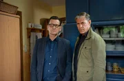 Lars Englen (Ingo Naujoks, l.) und Finn Kiesewetter (Sven Martinek, r.) fragen sich, ob ein Familiendrama der Ausl&ouml;ser f&uuml;r den Mord an Edda Brehm war.