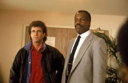 L-R: Martin Riggs (Mel Gibson) und Roger Murtaugh (Danny Glover)