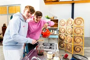 Kaffeemühle statt Kaffeevollautomat! Louis und Tim von Team Real beim Kaffee kochen wie in alten Zeiten. Ob der Kaffee schmecken wird? Kaffeemühle statt Kaffeevollautomat! Louis und Tim von Team Real beim Kaffee kochen wie in alten Zeiten. Ob der Kaffee schmecken wird?