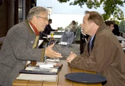 Schlitzohr Breitwieser (Gerd Anthoff, li.) und der korrupte Bürgermeister (Werner Rom) hecken gemeinsam etwas aus.