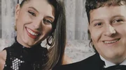 Juan Pablo Escobar, Sohn von Pablo Escobar, heiratet seine Jugendliebe Ángeles Sarmiento. Dass sie sich unter freiem Himmel das Ja-Wort geben dürfen, haben sie dem heutigen Papst Franziskus zu verdanken.