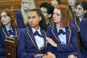 Für Abby (Assa Kanouté, l.) beginnt das Schuljahr mit einer schweren Zurückweisung. Beatrix (Tallulah Greive, r.) versucht, sie zu trösten.