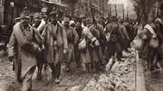 Soldaten ziehen in den Krieg. Mit dem Ersten Weltkrieg beginnt das Zeitalter der industriell geführten Massenkriege. Soldaten ziehen in den Krieg. Mit dem Ersten Weltkrieg beginnt das Zeitalter der industriell geführten Massenkriege.