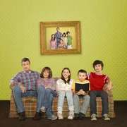 (6. Staffel) - Der alltägliche Wahnsinn ist bei ihnen Dauergast: Frankie (Patricia Heaton, 2.v.l.) und Mike (Neil Flynn, l.) und ihre drei Kinder Axl (Charlie McDermott, r.), Brick (Atticus Shaffer, 2.v.r.) und Sue (Eden Sher, M.) ... (6. Staffel) - Der alltägliche Wahnsinn ist bei ihnen Dauergast: Frankie (Patricia Heaton, 2.v.l.) und Mike (Neil Flynn, l.) und ihre drei Kinder Axl (Charlie McDermott, r.), Brick (Atticus Shaffer, 2.v.r.) und Sue (Eden Sher, M.) ...