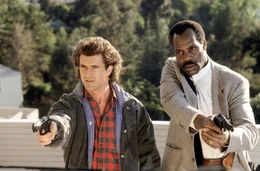 L-R: Martin Riggs (Mel Gibson) und Roger Murtaugh (Danny Glover)
