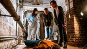 Valeria Greco (Sophie Killer, liegend) wird tot an der Kellertreppe ihrer Wohnung gefunden. Doch wie Dr. Westphal (Yulia Yáñez Schmidt, l.) den Kommissaren Matti Wagner (Pierre Besson, M.) und Lilly Funke (Tatjana Kästel, r.) berichtet, muss sie jemand mit böser Absicht ermordet haben, denn sie wurde vorher schon erstickt.