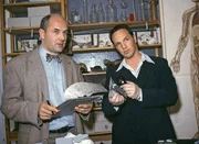 In einem Internat wurde der Schulpfarrer ermordet. Kriminalkommissar Ralf Bongartz (Max Gertsch, re.) möchte von dem Gerichtsmediziner Dr. Duhler (Klaus Schindler) etwas über den Tathergang erfahren. In einem Internat wurde der Schulpfarrer ermordet. Kriminalkommissar Ralf Bongartz (Max Gertsch, re.) möchte von dem Gerichtsmediziner Dr. Duhler (Klaus Schindler) etwas über den Tathergang erfahren.