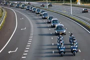 Ein Konvoi von Leichenwagen mit den sterblichen Überresten der Opfer des Malaysia-Airlines-Flugs MH17. Ein Konvoi von Leichenwagen mit den sterblichen Überresten der Opfer des Malaysia-Airlines-Flugs MH17.