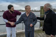 Der Pfleger Martin Rast (Dejan Bucin, l.) und Ramin Khan (Vedat Erincin, r.) versuchen, den Seniorenresidenzbewohner Werner Langner (Jens Weisser, M.) zu beruhigen, um ihn wieder in die Residenz zurückbringen zu können.