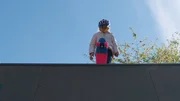 Sigrid (Maria Ross) möchte zum ersten Mal von der obersten Stufe der Rampe in die Tiefe fahren. Sigrid (Maria Ross) möchte zum ersten Mal von der obersten Stufe der Rampe in die Tiefe fahren.