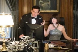 Schon bald erkennen Agentin 99 (Anne Hathaway, r.) und Analytiker Smart (Steve Carell, l.), dass der KAOS-Agent Siegfried und sein Sidekick Shtarker eine richtig gro&szlig;e Beute abkassieren wollen. Und zwar mit Hilfe eines Terror-Netzwerkes ...