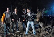 Auf frischer Tat ertappt. Theo (Meo Wulf, 2. v. li.) und seine Kumpel (Kevin Köppe, Kai Mößner, Komparse) haben sich heimlich in den Zoo geschlichen, um mit dem Esel Party zu machen.