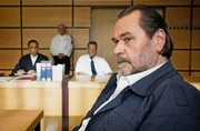Gerhard Jäger (Markus John, r.) muss bei Wolfgang Brinks (Roland Riebeling, 2.v.r.) Verhandlung aussagen (mit Azizè Flittner, l. und Komparse). Gerhard Jäger (Markus John, r.) muss bei Wolfgang Brinks (Roland Riebeling, 2.v.r.) Verhandlung aussagen (mit Azizè Flittner, l. und Komparse).