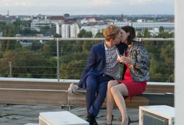 Noch ist die Welt von Nicky (Katharina M&uuml;ller-Elmau, r.) und Sascha (Lucas Prisor, l.) v&ouml;llig in Ordnung, doch dann gelingt es dem jungen Kollegen, der erfahrenen Chefeink&auml;uferin den Job wegzunehmen ...