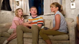 L-R: Casey (Emma Roberts), Kenny (Will Poulter) und Rose (Jennifer Aniston)