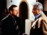 DONNA LEON - VENDETTA, Commissario Brunetti (Joachim Kr-l, l) muss einmal mehr die Schikanen seines Vorgesetzten Patta (Michael Degen) erdulden.
