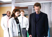 Gemeinsames Rennen gegen die Zeit, l-r: Omar Epps als Dr. Eric Foreman, Jennifer Morrison als Dr. Allison Cameron, Jesse Spencer als Dr. Robert Chase, Hugh Laurie als Dr. Gregory House Gemeinsames Rennen gegen die Zeit, l-r: Omar Epps als Dr. Eric Foreman, Jennifer Morrison als Dr. Allison Cameron, Jesse Spencer als Dr. Robert Chase, Hugh Laurie als Dr. Gregory House