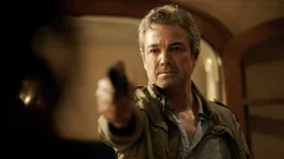 Detective Harper (Jon Tenney) muss seine Familie verteidigen.