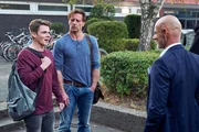 Stefan Vollmer (Hendrik Duryn, M.) trifft auf Ramme (Simon Licht, r.), der Hannes (Marvin Linke) umsonst verteidigen will.