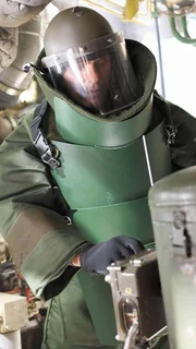 Der Sprengstoffexperte Roloff (Dirk Martens) versucht die Bombe zu entsch&auml;rfen, aber es gibt Probleme...