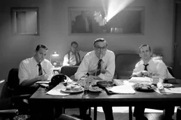 Kulturmontag: 'art.film': "Good Night, and Good Luck". Im Bild (v.li.): Matt Ross (Eddie Scott), David Strathairn (Edward R. Murrow), Tate Donovan (Jesse Zousmer), Reed Diamond (John Aaron).