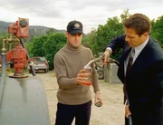 Nick (George Eads) und Vartan (Alex Carter, r.) rollen einen vier Jahre alten Mordfall auf. Eine Benzinprobe soll neue Erkenntnisse bringen.