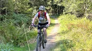 Mit dem Mountainbike unterwegs auf dem Harzer Hexenstieg. (