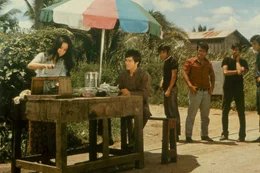 Weil Cheng Li (Bruce Lee) in seinem Heimatdorf keine Arbeit findet, heuert er in Bangkok in einer Eisfabrik an.