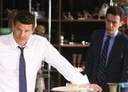 Nach der Niederlage des gallischen Häuptlings gegen die Römer beschließen Idefix und die Unbeugsamen Widerstand zu leisten. Gemeinsam wollen sie das gallische Städtchen gegen die Römer verteidigen. Nach der Niederlage des gallischen Häuptlings gegen die Römer beschließen Idefix und die Unbeugsamen Widerstand zu leisten. Gemeinsam wollen sie das gallische Städtchen gegen die Römer verteidigen.