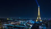 Die n&auml;chtliche Aura des Eiffelturms wurde durch die Installation von Scheinwerfern weiter verst&auml;rkt. Kein Wunder, dass seine spektakul&auml;re Pr&auml;senz in der Pariser Nacht ihn zum Sinnbild der Stadt der Liebe machte.