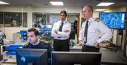 Konter-Admiral Shaw (Stephen Dillane, r.) und seine Adjutantin Erin Branning (Lolita Chakrabarti) sind beunruhigt über die vielen russischen Schiffe, die sich nahe der "Vigil" befinden. (Darsteller links nicht bekannt.)