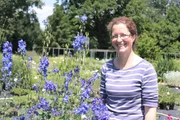 Susanne Behmenburg aus Oberbayern: Die 37-Jährige ist gelernte Staudengärtnerin und studierte Landschaftsarchitektin. Neben Stauden gibt es auf dem Hof im Landkreis Weilheim-Schongau auch Kräuter, Gemüsepflanzen, Erdbeeren und Heidelbeeren zu kaufen. Susannes Vater kümmert sich um drei Herden Rotwild und die hofeigene Imkerei. Susanne ist Mutter einer 7jährigen Tochter.