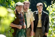 Winzer Hubert Kreuzberg (Wolfgang Pregler, links) hat eine Leiche in seinem Weinberg gefunden. Er bringt B&auml;rbel Schmied (Meike Droste, rechts), und Dietmar Sch&auml;ffer (Bjarne M&auml;del, Mitte) zum Fundort.